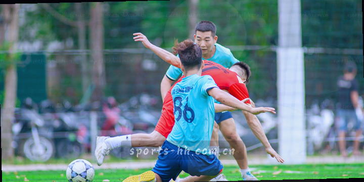 记分板亮着3-2，主队球迷挥旗呐喊，倒计时20秒。